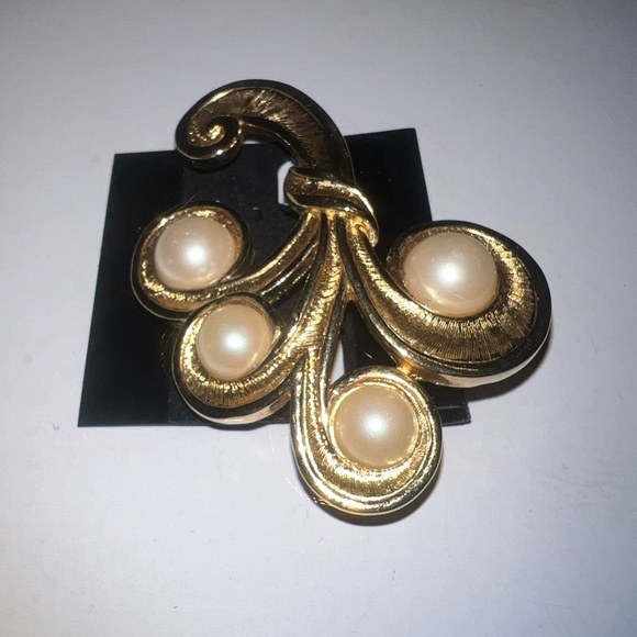 ♦️ Elegant Gold and Pearl Brooch - Picture 1 of 2